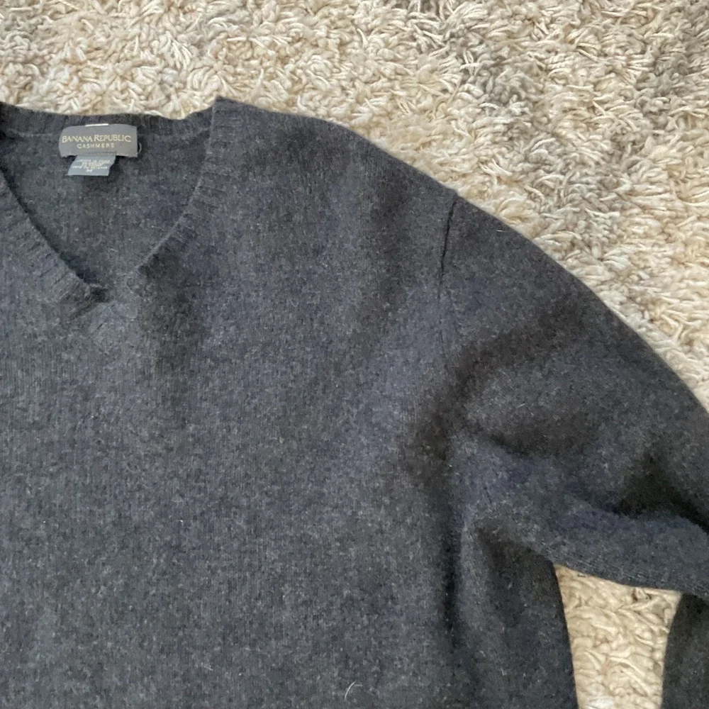 Banana Republic Cashmere Sweater Mens Medium Charcoal Grey V-Neck Long‎ Sleeve